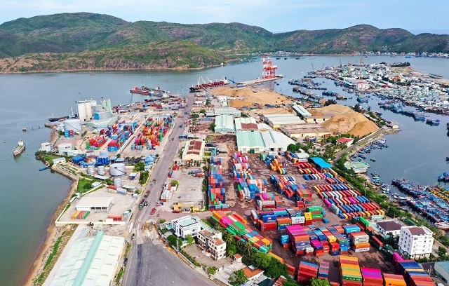 Bình Định có cảng biển, cảng hàng không, quốc lộ 1A đi qua rất thuận lợi cho nhà đầu tư vào tỉnh này (Ảnh:dantri.com.vn).