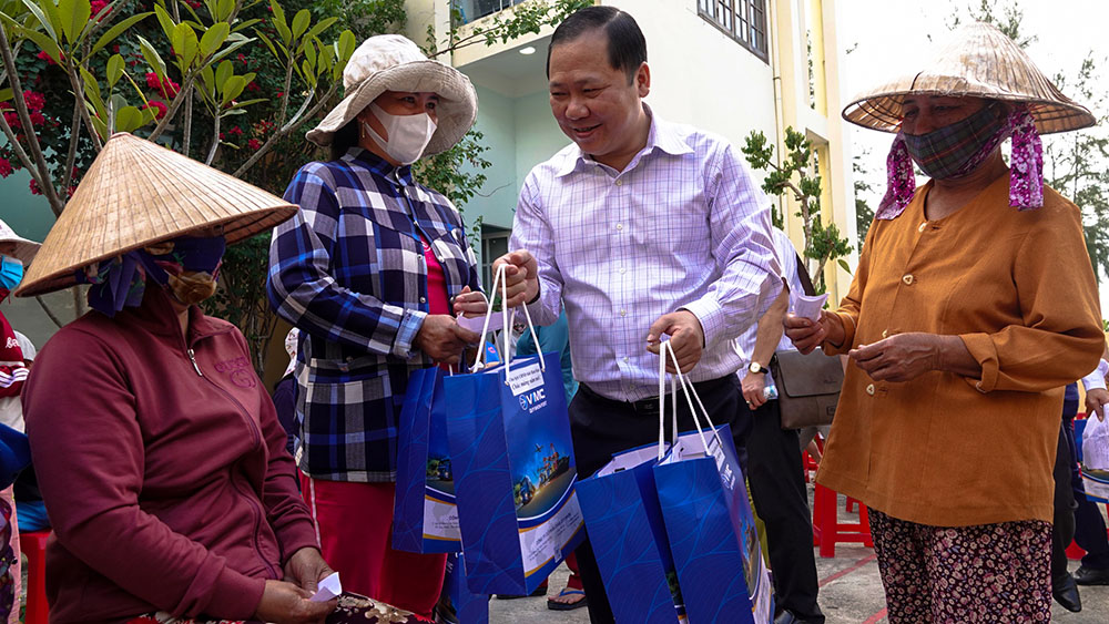 Chủ tịch UBND tỉnh Bình Định tặng quà tết cho người dân xã đảo Nhơn Châu