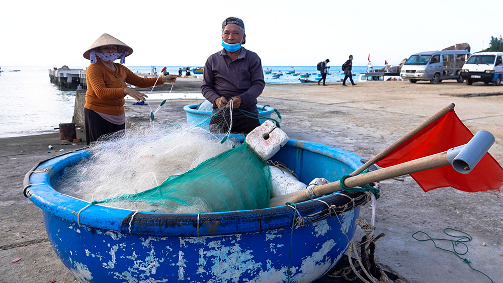 Người dân đảo Nhơn Châu sống chủ yếu bằng nghề đánh bắt, nuôi trồng hải sản ven bờ