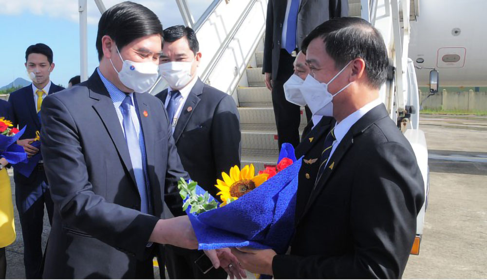 Phó Chủ tịch UBND tỉnh Lâm Hải Giang (bên trái) tặng hoa cho những hành khách đi chuyến bay của Vietravel Airlines