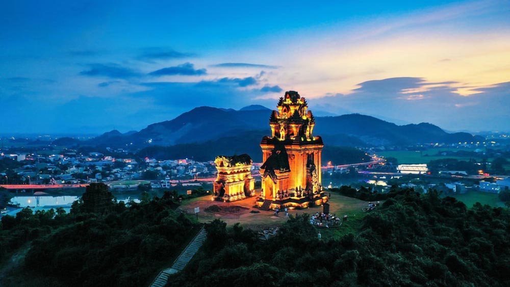 Tháp Bánh Ít là một trong những điểm du lịch nổi tiếng ở Bình Định thu hút nhiều du khách trong và ngoài nước đến tham quan. Ảnh: Nguyễn Dũng
