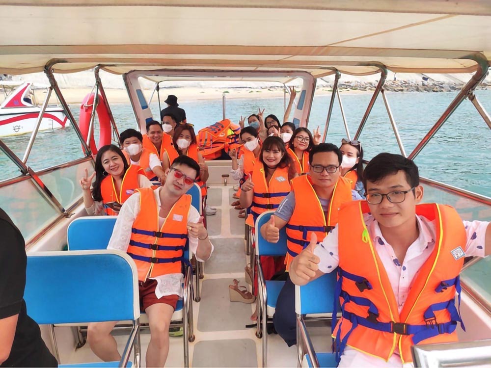 Du khách đi ca nô để tham quan vịnh Quy Nhơn