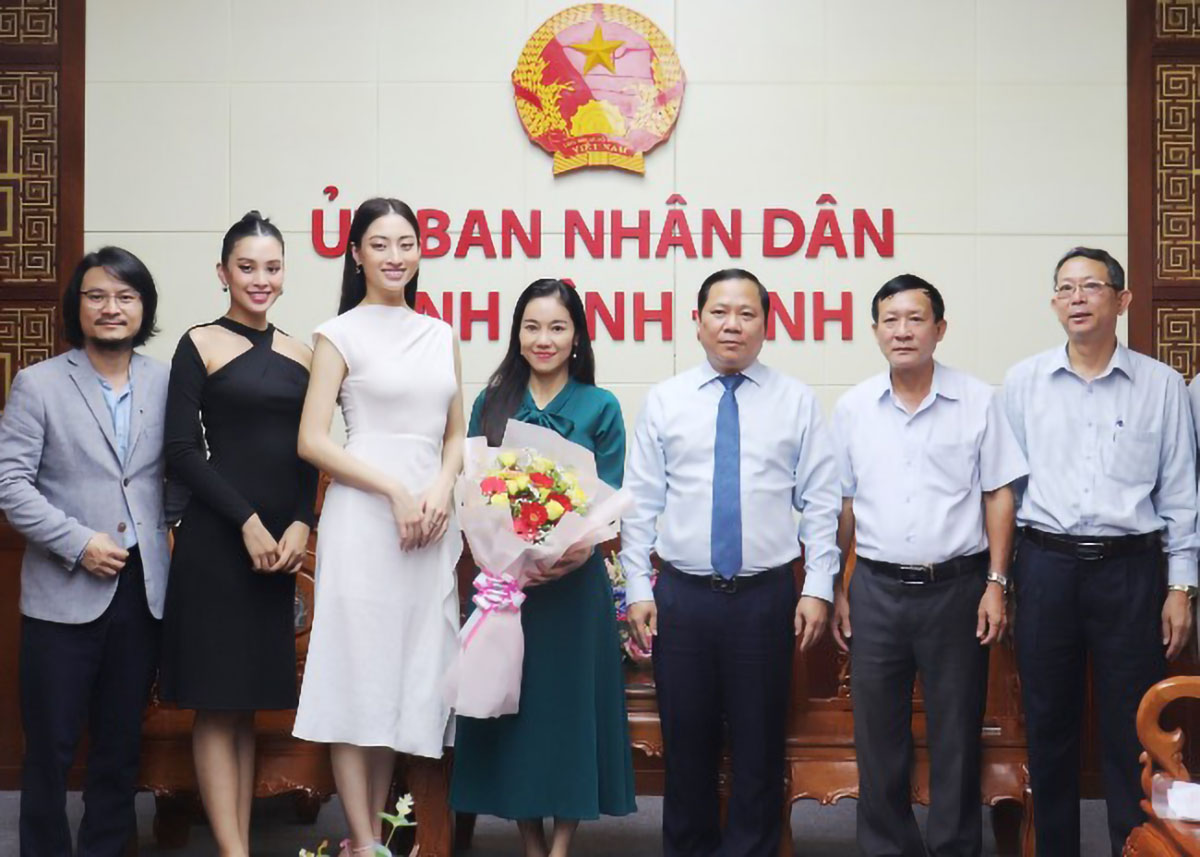 Chủ tịch UBND tỉnh Nguyễn Phi Long (đứng thứ 3 từ phải sang) cùng lãnh đạo các sở, ngành liên quan chụp ảnh lưu niệm với đơn vị tổ chức.