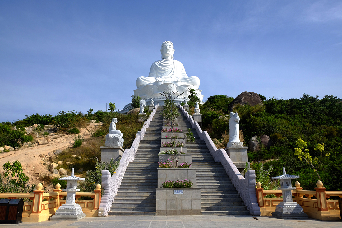 Tượng Phật ngồi ở chùa Ông Núi. 