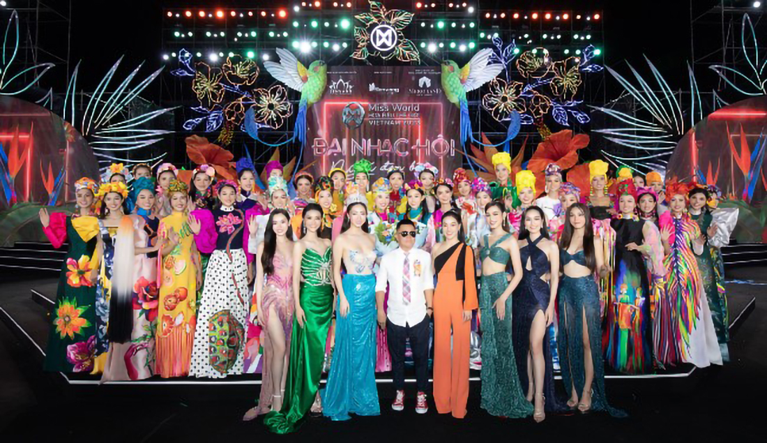 Nhà thiết kế Đinh Văn Thơ cùng các thí sinh Miss World Vietnam 2022 trong bộ sưu tập “Sắc màu miền nhiệt đới”.