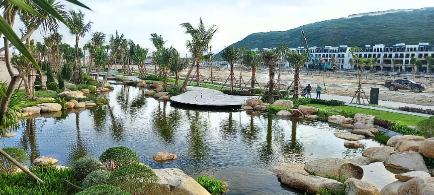 Khám phá suối cá koi dài nhất Việt Nam - Suối cá koi Merryland Quy Nhơn