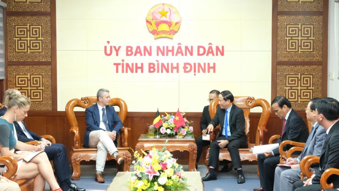 Chủ tịch UBND tỉnh Bình Định Phạm Anh Tuấn (bên phải) tiếp Đại sứ Bỉ tại Việt Nam Karl Van den Bossche (bên trái) trước khi bước vào hội thảo