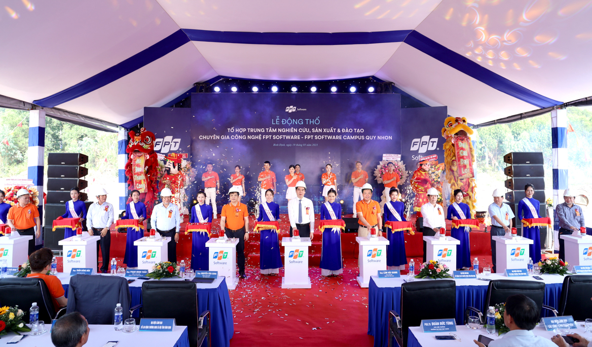 Đại diện Tập đoàn FPT và lãnh đạo UBND tỉnh Bình Định thực hiện nghi thức nhấn nút động thổ.