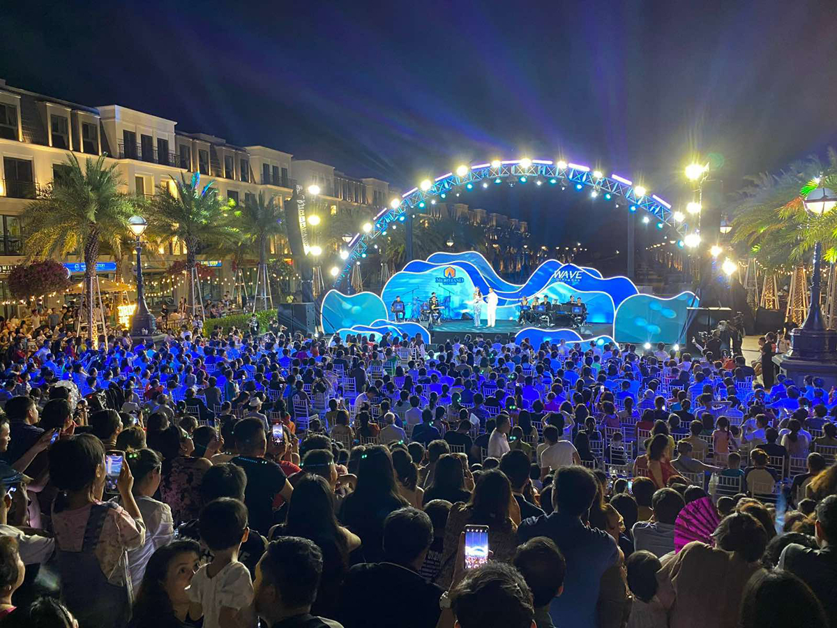 Quang cảnh khách hàng tham gia đêm nhạc Wave Of The Sea tại dự án Merryland Quy Nhơn